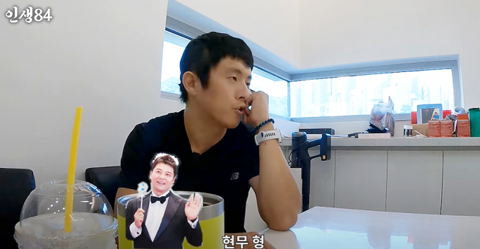 웹툰 작가 겸 방송인 기안84가 지난 15일 공개된 유튜브 채널 '인생84'에서 방송인 전현무와 둘이서 제대로 대화한 적이 없다고 고백했다. 해당 장면은 기안84가 '유튜브(인생84)에 부르고 싶은 사람이 있냐'라고 묻는 장도연 질문에 답하는 모습. /사진=유튜브 채널 '인생84' 캡처