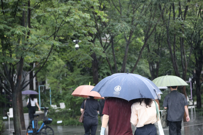 오는 17일 전국이 대체로 흐리며 곳곳에 비가 내릴 것으로 보인다. 사진은 지난 4일 서울 세종대로사거리 횡단보도에서 우산을 쓴 시민들이 지나가는 모습. /사진=뉴스1