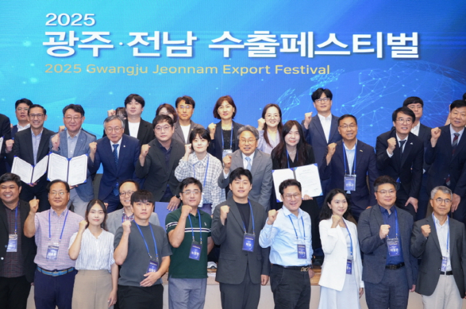 강기정 광주시장이 16일 오전 서구 김대중컨벤션센터에서 열린 '2025 광주·전남 수출 페스티벌'에 참석해 김영집 광주테크노파크 원장, 오익현 전남테크노파크 원장 등 내빈들과 기념촬영을 하고 있다./사진=광주시