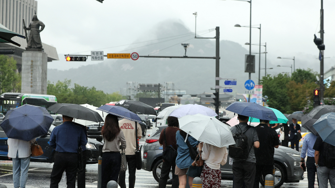 17일 전국 하늘에 먹구름이 낀 흐린 날씨가 예보됐다. 사진은 지난 4일 서울 세종대로사거리 횡단보도에서 우산을 쓴 시민들이 이동하는 모습. /사진=뉴스1