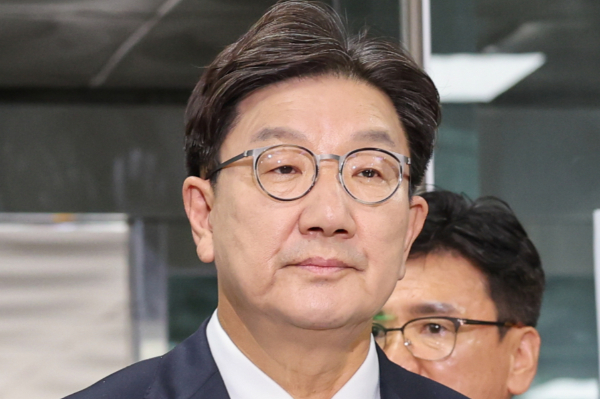 권성동 국민의힘 의원이 구속영장 심사를 받기 위해 법원에 출석했다. 사진은 권성동 국민의힘 의원이 16일 오후 서울 서초구 중앙지방법원에서 '통일교 불법 정치자금 수수' 의혹(정치자금법 위반 혐의) 관련 구속 전 피의자 심문(영장실질심사)에 출석하고 있는 모습. /사진=뉴스1