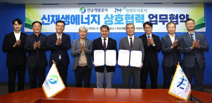 장충모 전남개발공사  사장(왼쪽 다섯번째)과 류윤기 인천도시공사 사장이 16일 전남개발공사 본사 대회의실에서 '재생에너지 정책 기여 및 지역 상생 상호 협력 업무협약'을 체결한 뒤 관계자들과 기념촬영 하고 있다./사진=전남개발공사