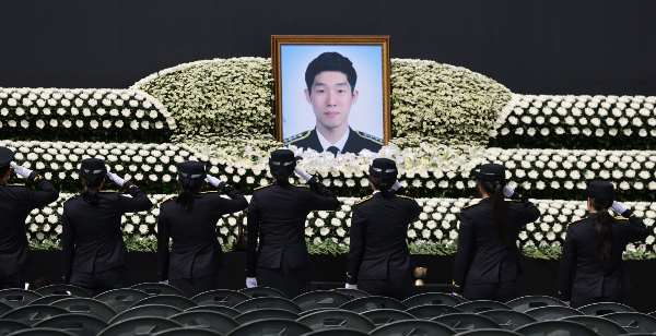 갯벌에 고립된 노인을 혼자 구하려다 숨진 고 이재석 경사 사건과 관련해 지휘 책임자들이 줄줄이 대기발령됐다. 사진은 고 이재석 경사의 영결식이 진행된 지난 15일 오전 인천 서구 인천해양경찰서에서 고인의 동료들이 헌화 후 경례하고 있는 모습. /사진=뉴시스(공동취재단)