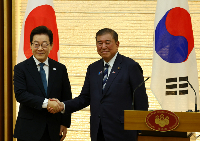 이시바 시게루 일본 총리가 이번달 말 미국을 방문한 후 한국도 방문할 계획이다. 사진은 지난달 23일 일본 도쿄에서 정상회담 후 열린 공동 기자회견에서 이재명 대통령(왼쪽)과 이시바 총리가 악수한 모습. /사진=로이터