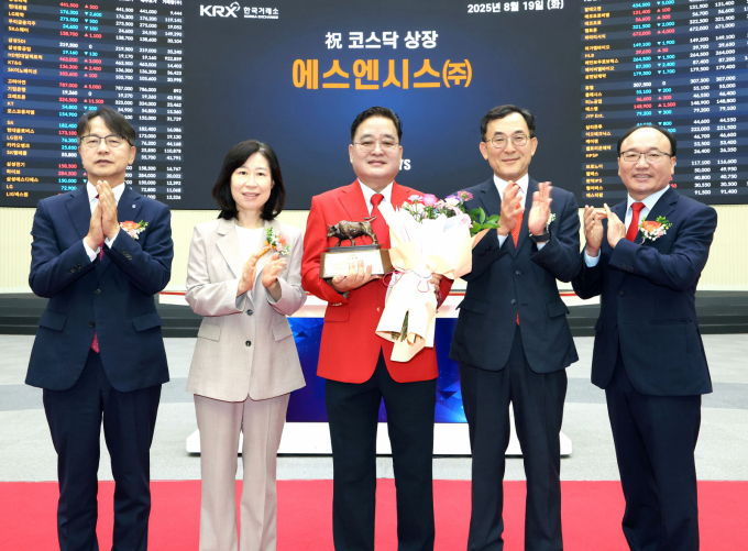  사진은 지난달 에스엔시스 상장 기념식./사진=한국거래소