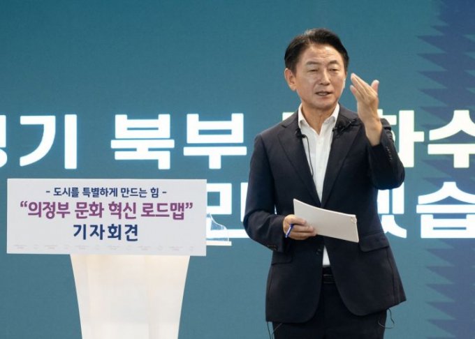 김동근 의정부시장이 16일 의정부문화역 이음에서 기자회견을 열고 '의정부 문화혁신 로드맵'에 대해 설명하고 있다. /사진제공=의정부시 