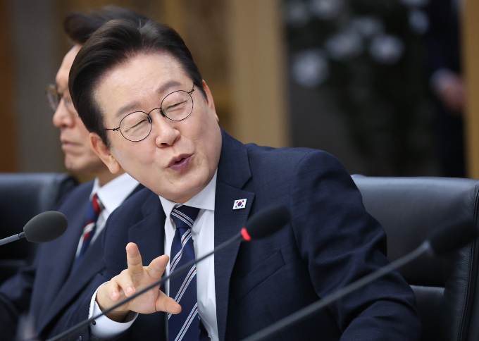이재명 대통령이 지역균형발전을 위해 금융 차원에서 할 수 있는 방안을 모색할 것을 이억원 금융위원장에 당부했다. 사진은 16일 오전 정부세종청사에서 열린 제42회 국무회의에서 발언하는 이 대통령. /사진=대통령실통신사진기자단