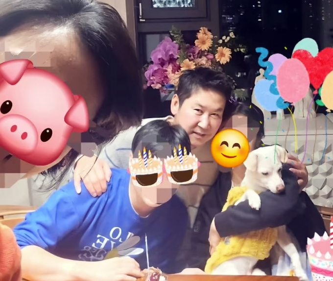 방송인 신동엽의 아내인 선혜윤 PD가 지난 15일 반려견 '크림' 인스타그램 계정에 딸의 대학 합격 소식을 밝혔다. 사진은 반려견 크림 인스타그램에 올라온 신동엽-선혜윤 부부와 자녀들 모습. /사진=크림 인스타그램 캡처