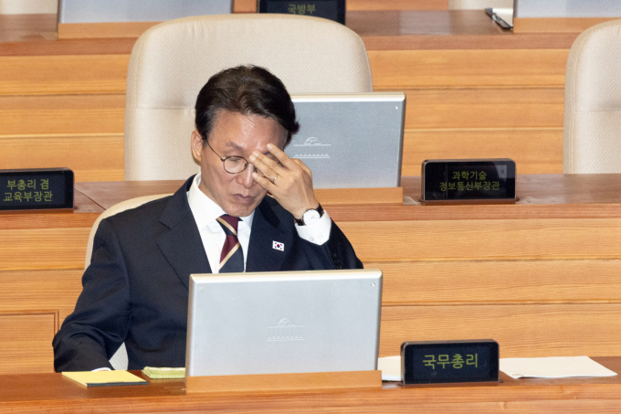 김민석 국무총리가 일각에서 제기된 조희대 대법원장 관련 의혹에 대해 "사안을 얼핏 봤지만 충격적이다. 사실이라면 국민의 신뢰에 치명적인 상처를 줄 수 있는 내용이라고 생각한다"며 "진위가 밝혀지는 것이 바람직하다고 본다"고 밝혔다. 지난 15일 오후 서울 여의도 국회에서 열린 제429회국회(정기회) 제5차 본회의에 참석한 김민석 국무총리가 머리를 만지고 있는 모습. /사진-뉴스1