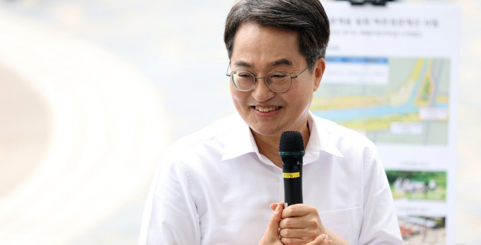 김동연 경기도지사가 16일 안양천 지방정원 조성 대상지 현장을 찾아 성공적인 지방정원 조성과 국가정원 승격을 위해 적극 협조를 약속하고 있다. /사진제공=경기도