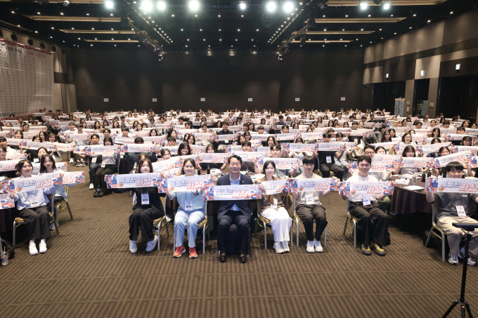 정명근 화성특례시장(가운데)이 16일 2025 배틀오브더이어 월드파이널 미디어데이에서 주요 내빈들과 브레이킹 아티스트들이 기념 촬영하고 있다. /사진제공=화성특레시