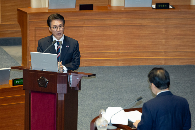사대규모 대미 투자가 외환시장 불안으로 이어질 수 있다는 우려도 제기됐다.사진은 김민석 국무총리가 16일 서울 여의도 국회에서 열린 제429회 국회(정기회) 제6차 본회의에서 배준영 국민의힘 의원의 외교·통일·안보에 관한 질문에 답하고 있는 모습. /사진=뉴스1