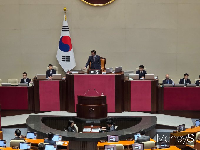 미국과의 관세 협상 후속 조치가 지연되는 가운데 관세 협상 조항인 3500억달러(한화 약 488조원) 규모의 대미 투자 계획을 둘러싼 논란이 이재명 정부 두 번째 대정부질문에서 집중적으로 도마에 올랐다. .사진은 16일 서울 여의도 국회에서 열린 제429회 국회(정기회) 제6차 본회의에서 대정부질문이 진행되는 모습. /사진=김성아 기자