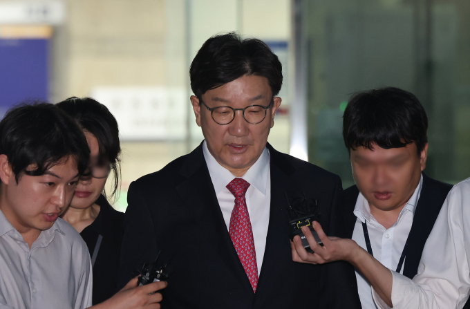 통일교 측으로부터 불법 정치자금을 수수한 혐의를 받는 권성동 국민의힘 의원의 구속 전 피의자 심문이 4시간여만에 끝났다. 사진은 권 의원이 16일 서울 서초구 중앙지방법원에서 구속 심문을 마치고 법원을 나선 모습. /사진=뉴스1
