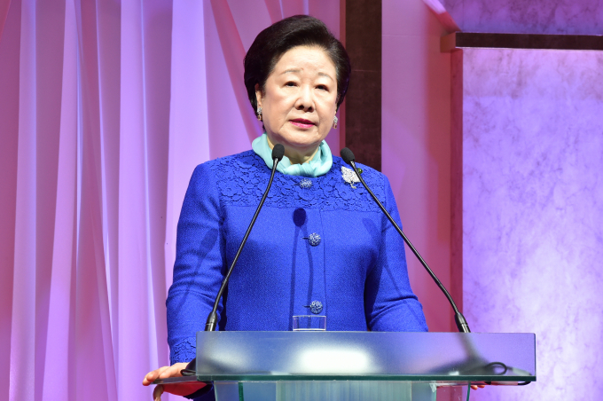 한학자 세계평화통일가정연합(통일교) 총재가 17일 민중기 특별검사팀(특검팀) 소환조사에 첫출석한다. 사진은 지난 2017년 5월 일본 도쿄 아리아케 콜로세움에서 열린 '2017 효정문화페스티벌 인 도쿄' 행사에 참석한 한학자 통일교 총재. /사진=뉴스1(세계평화통일가정연합 제공)