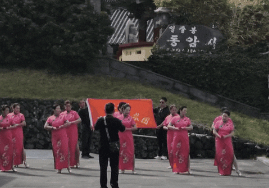 중국인들이 전통 의상을 입고 성산일출봉 동암사 인근에서 단체 춤을 추는 장면이 포착됐다. /사진=온라인커뮤니티