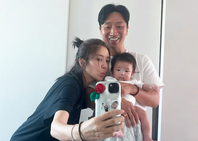가수 겸 배우 손담비가 지난 16일 방송된 SBS 예능 프로그램 '신발 벗고 돌싱포맨'에 출연해 "43세에 아이를 겨우 낳았다. 둘째는 못 낳을 거 같다"고 밝혔다. 사진은 가수 겸 배우 손담비가 남편인 전 스피드스케이팅 선수 이규혁, 딸 해이와 함께 셀카를 찍는 모습./사진=손담비 인스타그램 캡처