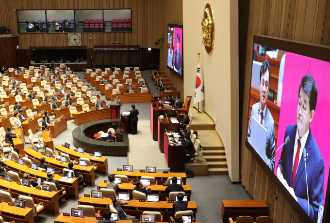 국회는 17일 본회의를 열고 경제 분야 대정부질문을 사흘째 이어간다. 사진은 안규백 국방부 장관이 지난 16일 서울 여의도 국회에서 열린 제429회 국회(정기회) 제6차 본회의 외교통일안보에 관한 대정부질문에서 배준영 국민의힘 의원의 질의에 답변하고 있는 모습. /사진=뉴시스