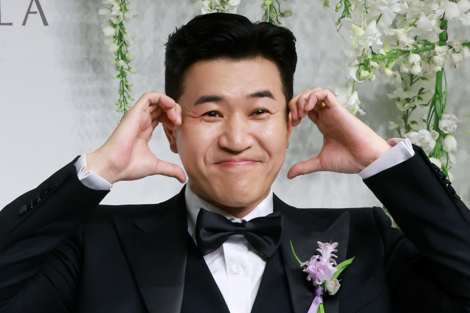 가수 겸 방송인 김종민이 2세 계획을 언급하며 "딸을 갖고 싶다"고 말했다. 사진은 지난 4월20일 그룹 코요태 김종민이 서울 중구 신라호텔 영빈관에서 진행되는 결혼식 기자회견에 참석해 포즈를 취하고 있는 모습. /사진=뉴스1