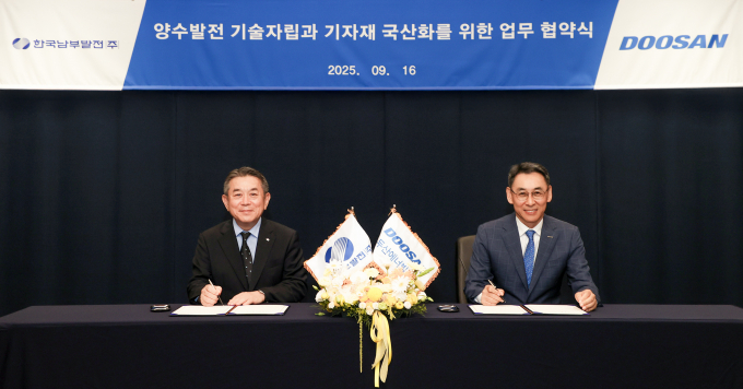 지난 16일 경기도 성남시 분당두산타워에서 열린 양수발전 기자재 국산화 MOU 체결식에서 기념 촬영을 하고 있는 한국남부발전 김준동 사장(왼쪽)과 두산에너빌리티 정연인 부회장./사진=두산에너빌리티