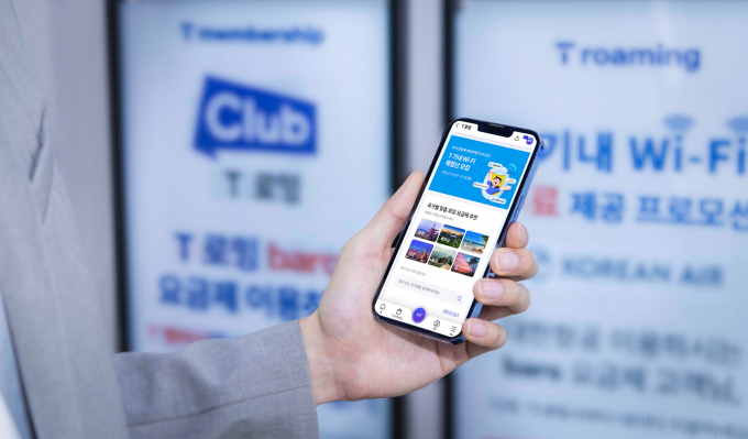 SK텔레콤이 다가오는 추석 황금연휴를 맞아 해외여행을 떠나는 고객을 대상으로 'T기내 와이파이' 무료 체험 이벤트를 진행한다. 사진은 SK텔레콤 T기내 와이파이 서비스 홍보 이미지. /사진=SK텔레콤 제공