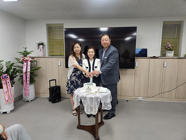 김경일 파주시장(오른쪽)이 지난 16일 성매매피해자 자활지원센터 개소식에 참석해 관계자들과 사진 촬영을 하고 있다. /사진제공=파주시