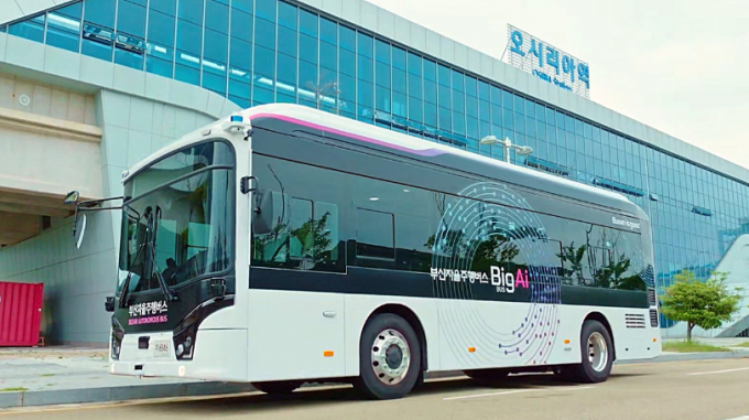 LG유플러스는 부산 오시리아 관광지구에서 시민이 직접 이용할 수 있는 자율주행버스 서비스를 시작했다고 17일 밝혔다. 사진은 자율주행버스가 동해선 오시리아역을 지나가고 있는 모습. /사진=LG유플러스