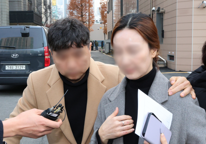 연기됐던 방송인 박수홍 친형 부부의 횡령 혐의 항소심이 재개된다. 사진은 지난해 12월 서울 마포구 서부지방법원에서 벌금 1200만원형을 선고받은 뒤 법원 밖으로 이동한 방송인 박수홍에 대한 허위사실 유포 등에 따른 명예훼손 혐의로 기소된 형수 이 씨(오른쪽). /사진=뉴스1