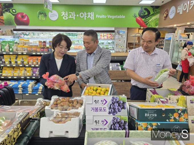 농협 전남검사국 직원들이 해남 문내농협 하나로마트에서 추석 명절을 맞아 식품안전 측별점검을 실시하고 있다/사진=농협전남본부 제공. 