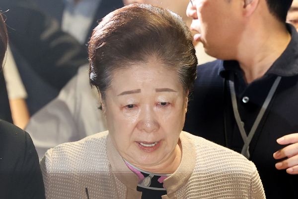 권성동 국민의힘 의원에게 불법 정치자금을 제공하고 김건희 여사에게 금품을 건넨 의혹을 받는 한학자 통일교 총재가 특검 소환조사에 출석했다. 사진은 한학자 통일교 총재가 17일 오전 서울 종로구 KT광화문빌딩 웨스트에 마련된 김건희 특검 사무실에 피의자 신분으로 출석하는 모습. /사진=뉴시스