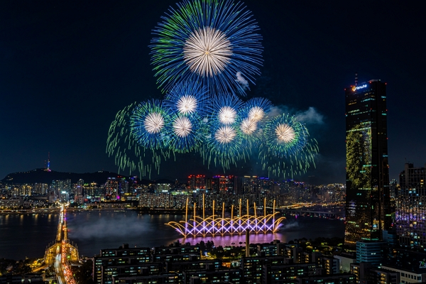 세계불꽃축제를 앞두고 인근 호텔 숙박료가 난리다. 사진은 2024년 한화와 함께하는 서울세계불꽃축제에서 선보인 한화의 불꽃. /사진 제공=한화그룹