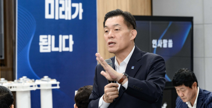 이재준 수원시장이 지난 16일 새로운수원위원회' 전체회의에서 인사말 하는 모습. /사진=수원시