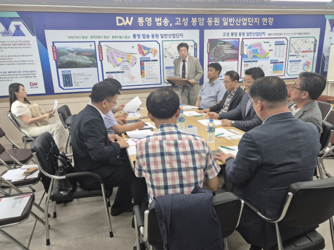 중국 청도 자동차 부품 기업 관계자들이 경남도내 주요 산단에 대해 소개를 받고 있다./사진=경남도