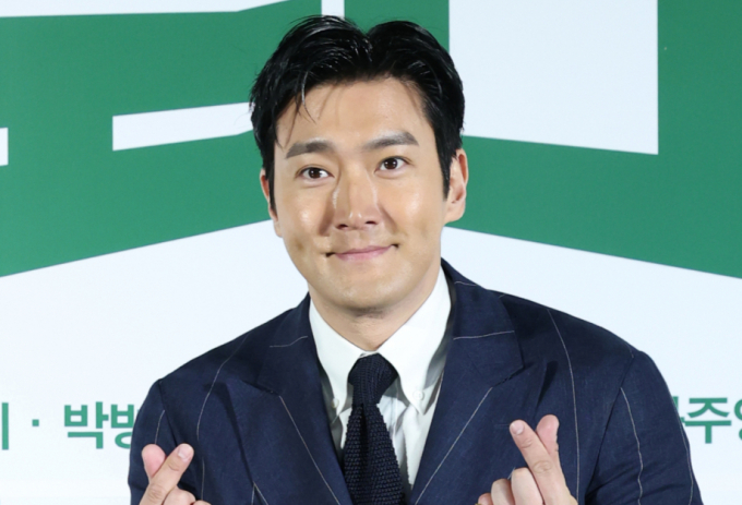 그룹 슈퍼주니어 멤버 최시원이 도널드 트럼프 미국 대통령의 측근이자 청년 보수 활동가인 찰리 커크(31)의 죽음을 애도한 뒤 논란이 일자 입장을 밝혔다.사진은 지난 3월 서울 광진구 롯데시네마 건대점에서 열린 영화 ‘로비’(감독 하정우) 제작보고회에 참석한 그룹 슈퍼주니어 멤버 최시원. /사진=뉴스1