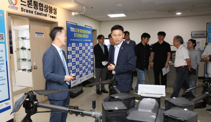 지난 16일 시청 드론통합상황실에서 열린 '안양시 드론 통합상황실' 개소식에서 이계삼 부시장(왼쪽에서 두 번째) 등 참석자들이 상황실을 둘러보고 있다. /사진제공=안양시