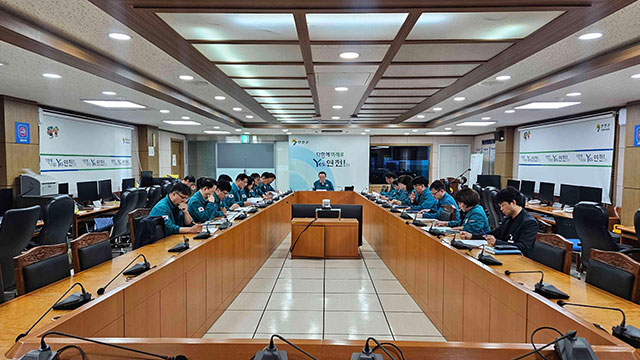 김덕현  연천군수(가운데)가 미산면 백석리 소재 돼지농장에서 아프리카돼지열병(ASF) 발생 관려 재난안전대책본부 회의를 주재하고 있다. /사진제공=연천군