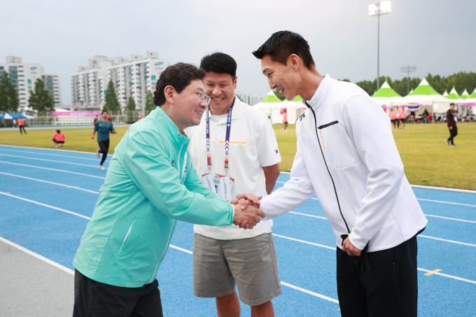  이상일 용인특례시장이 지난 5월 29일 구미에서 열린 '아시아육상경기선수권대회'를 찾아 우상혁 선수를 격려하는 모습. /사진제공=용인특례시