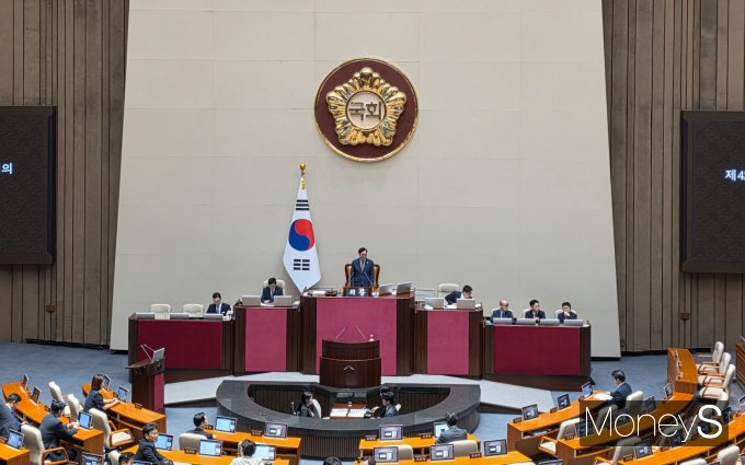 정비사업(재건축·재개발) 이주민들의 전세대출 규제 적용과 관련해 김윤덕 국토교통부 장관이 "정비사업으로 기존 주택이 멸실되면 이주민은 무주택자로 간주돼 금융 규제 대상이 아니며 기존 전세대출 혜택을 그대로 받을 수 있다"고 밝혔다. 사진은 이날 제429회국회(정기회) 제7차 본회의 '경제에 관한 질문'이 진행되는 서울 여의도 국회 본회의장의 모습. /사진=김성아 기자