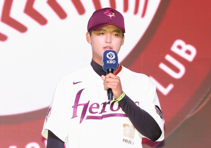 북일고 박준현이 신인드래프트 전체 1순위로 키움 히어로즈 유니폼을 입었다. 사진은 2026 KBO 신인 드래프트 전체 1순위로 키움 유니폼을 입은 북일고 박준현의 모습. /사진=뉴시스