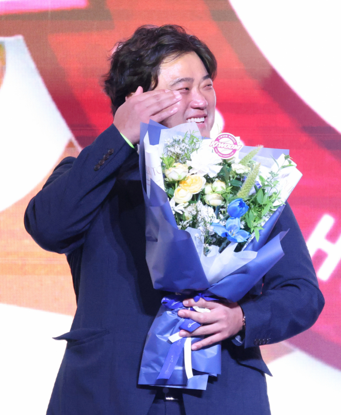 박석민이 아들 박준현의 1차 지명 소식에 눈물을 흘렸다. 사진은 박준현의 1차 지명 직후 눈물을 흘리는 박석민의 모습. /사진=스타뉴스 