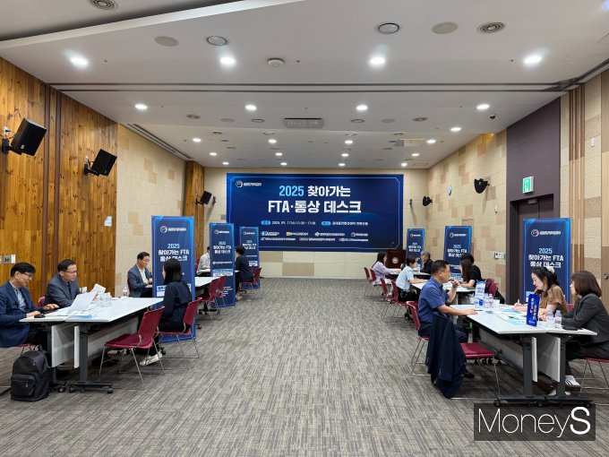 광주상의는 17일 김대중컨벤션센터에서 찾아가는 FTA 통상데스크 현장상담 컨설팅을 실시하고 있다/사진=광주상의 제공.