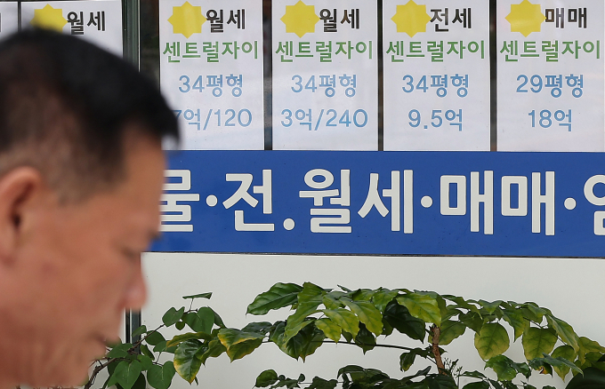  사진은 17일 서울 시내 한 부동산에 붙어있는 월세 안내문. /사진=뉴스1