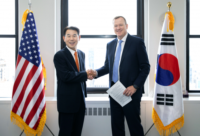 한국거래소가 최대 탄소크레딧 거래소 운영사인 미국 엑스팬시브와 업무협약을 맺었다. 사진은 정은보 한국거래소 이사장(왼쪽)과 John Melby 엑스팬시브 CEO. /사진=한국거래소 