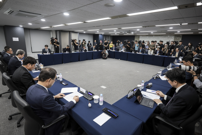 [서울=뉴시스] 정완규 여신협회장과 여전사CEO들이 16일 서울 중구 여신금융협회에서 열린 금융감독원장-여신전문금융업권 CEO 간담회에 참석한 모습   /사진=정병혁