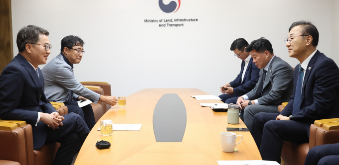 김동연 경기도지사(왼쪽)가 17일 김윤덕 국토교통부장관(오른쪽)을 만나 서울-양평 고속도로 원안 조속 추진 등 도 주요 현안에 대한 협조를 요청하고 있다. /사진=경기도 