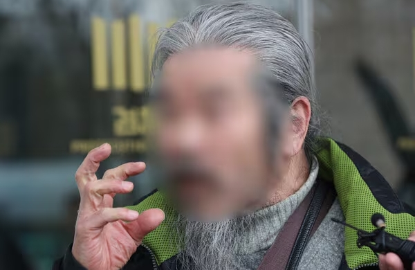 법무부가 조두순의 재범 방지를 위해 빈틈없이 관리하고 있다고 밝혔다. 사진은 전자장치 부착 등에 관한 법률 위반 혐의로 불구속 기소된 당시 조두순의 모습. /사진=뉴스1