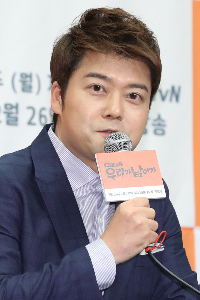 방송인 다니엘 린데만과 전현무가 지난 16일 방송된 MBC 교양 프로그램 '이유 있는 건축-공간 여행자'에 출연해 우크라이나 전쟁으로 사망한 2명의 친구와 많은 희생자들을 추모했다. 사진은 2018년 2월20일 방송인 전현무가 서울 마포구 상암동 스탠포드호텔 서울에서 열린 tvN 예능프로그램 '우리가 남이가' 제작발표회에서 질문에 답하고 있는 모습. /사진=머니투데이