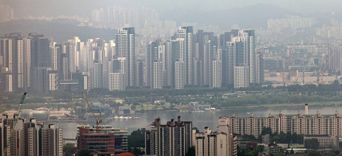 서울시가 강남3구(강남·서초·송파)와 용산구 아파트 용지에 대한 토지거래허가구역을 1년3개월간 재지정하고 신속통합기획 주택재개발 등 후보지로 선정된 8곳에 대해서도 신규 지정했다. 사진은 7일 서울 남산에서 바라본 아파트 단지. /사진=뉴스1