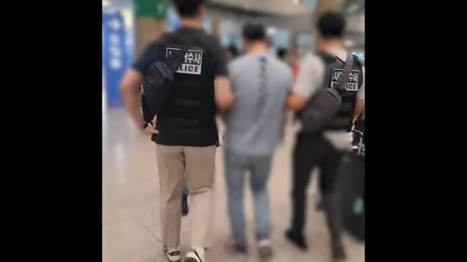 KT 소액결제 사건을 수사 중인 경찰이 용의자인 중국 국적 남성 2명을 지난 16일 인천국제공항과 서울 영등포 일대에서 체포했다. 사진은 경찰이 인천공항에서 용의자를 압송한 모습. /사진=뉴스1(경기남부경찰청 제공)
