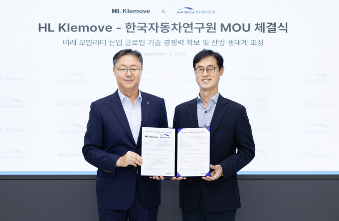 윤팔주(왼쪽) HL클레무브 사장과 진종욱 한국자동차연구원 원장이 지난 16일 '미래모빌리티 기술 협력 및 혁신 산업생태계 조성' 업무 협약을 맺었다. /사진=HL클레무브